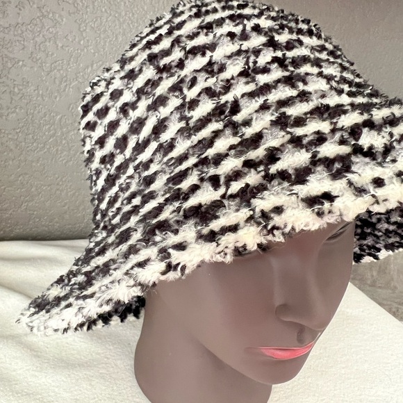 Vintage Liz Claiborne Black and White Knit Hat - Picture 3 of 8
